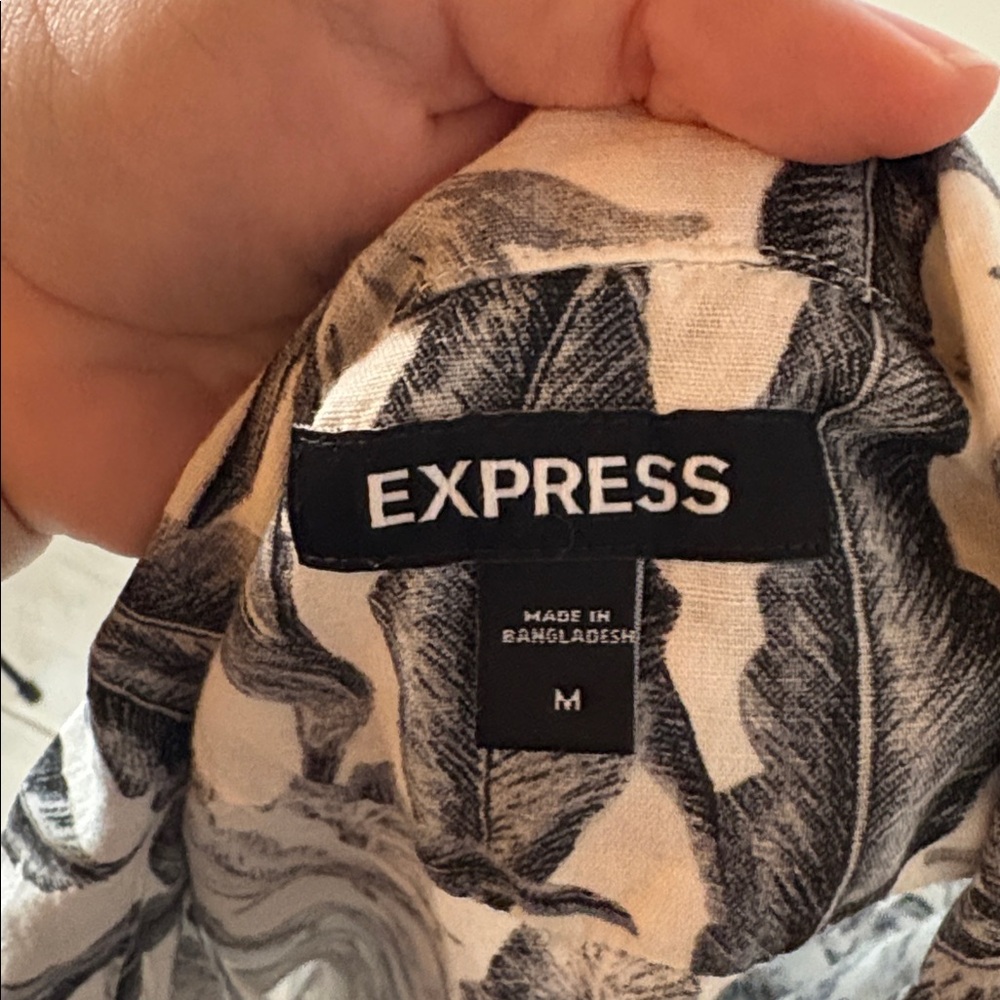 [Express] Black/White Palm Frond Linen Button Down Shirt - Size Medium - Picture 4 of 4
